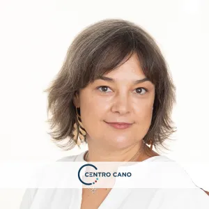 Patricia Cano, psicóloga en línea del Centro Cano, con cabello corto, vestida con una blusa blanca y con una expresión tranquila y profesional.