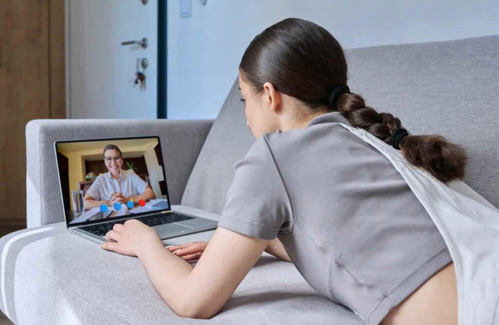 Sesión de terapia online en Cádiz, con una psicóloga profesional, brindando apoyo emocional a través de videollamada desde la comodidad del hogar. Terapia psicológica a distancia, accesible y flexible para residentes en Cádiz